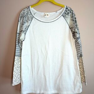 BiBi Womens top SZ/SM White waffle-textured body.